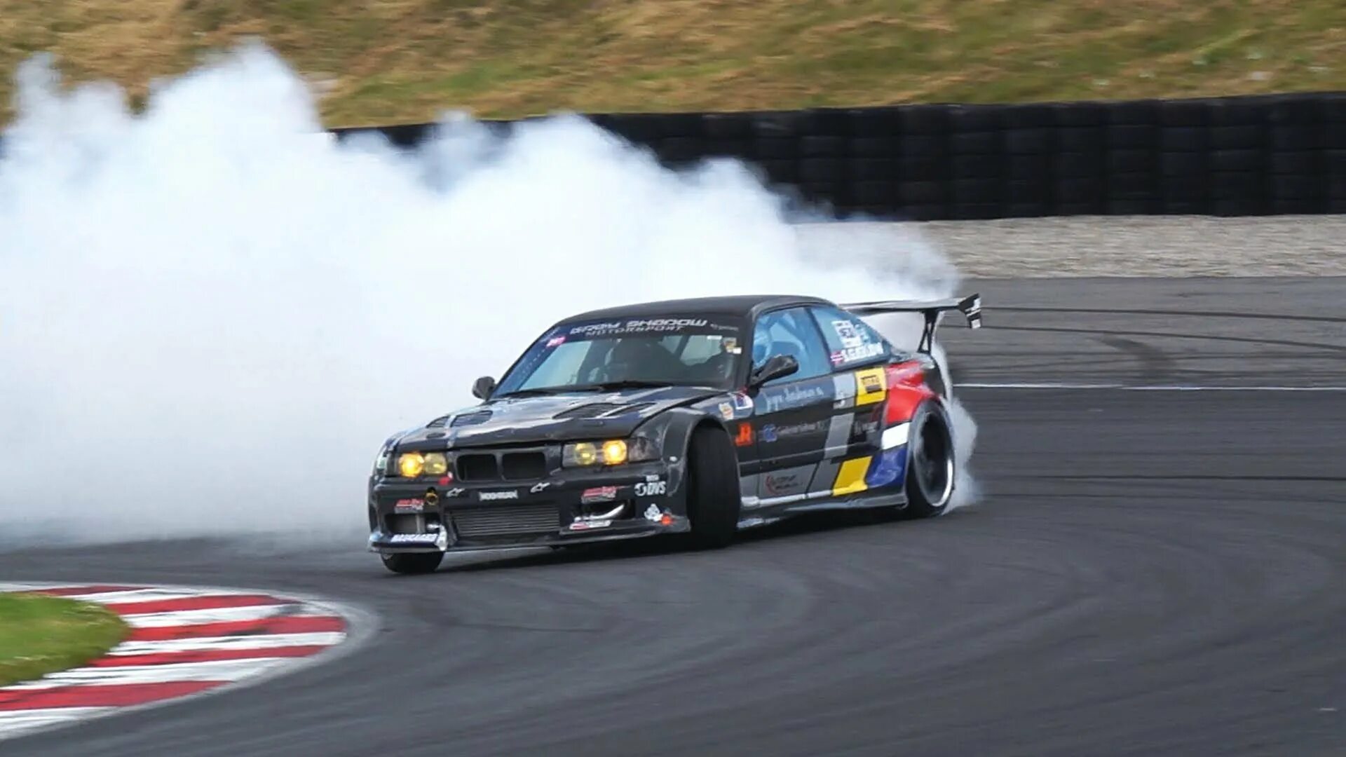 Как выглядит дрифт. Bmw e36 drift. bmw m3 e36 drift. e36 дрифт. bmw e36 street drift.