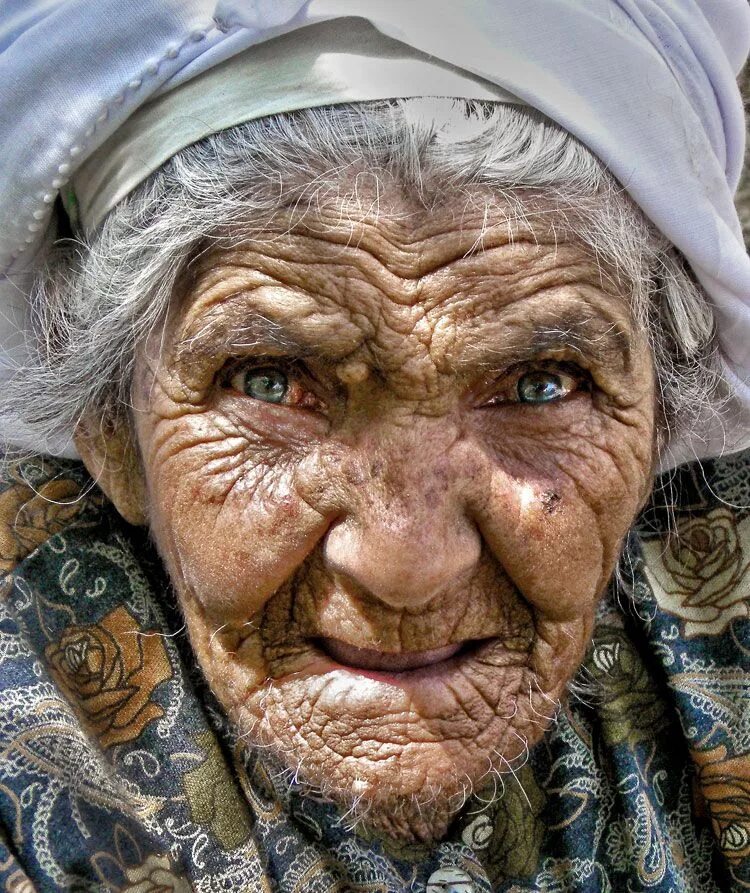 Старую старуху старик. Морщинистая женщина. Старая морщинистая женщина. Морщины на лице.