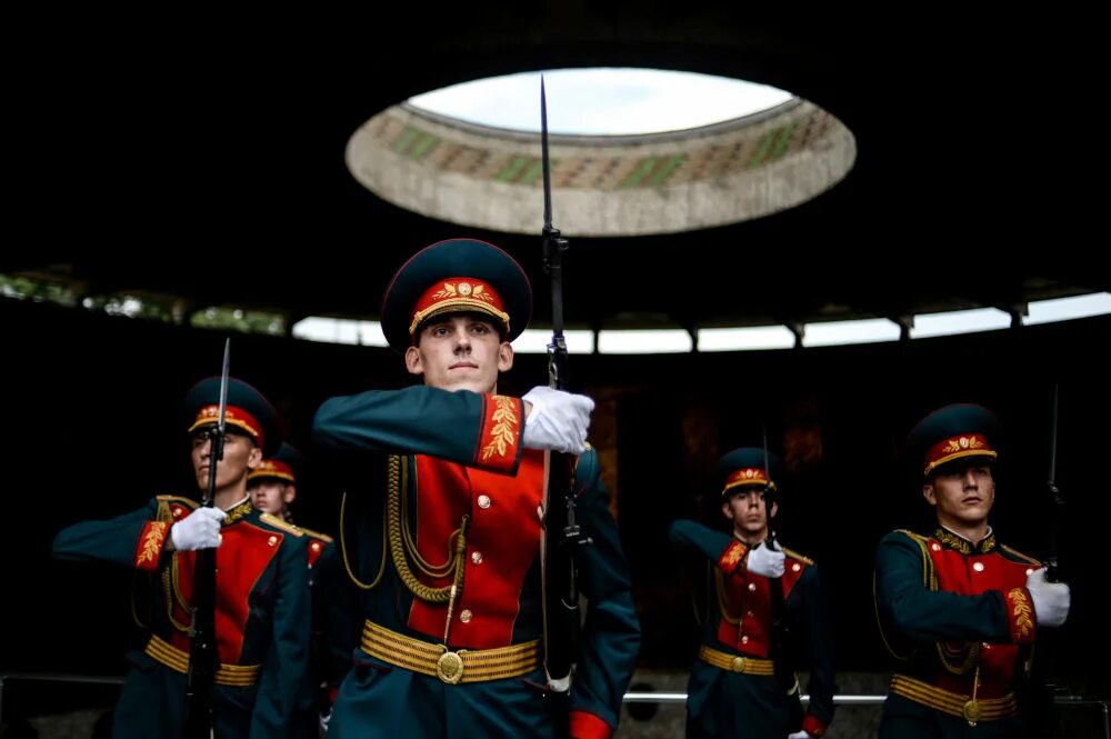 Рота почетного караула Волгоград. Форма роты почетного караула Волгоград. Служба в роте почетного караула города Волгограда. Караул Почетный детский Фотобанк.