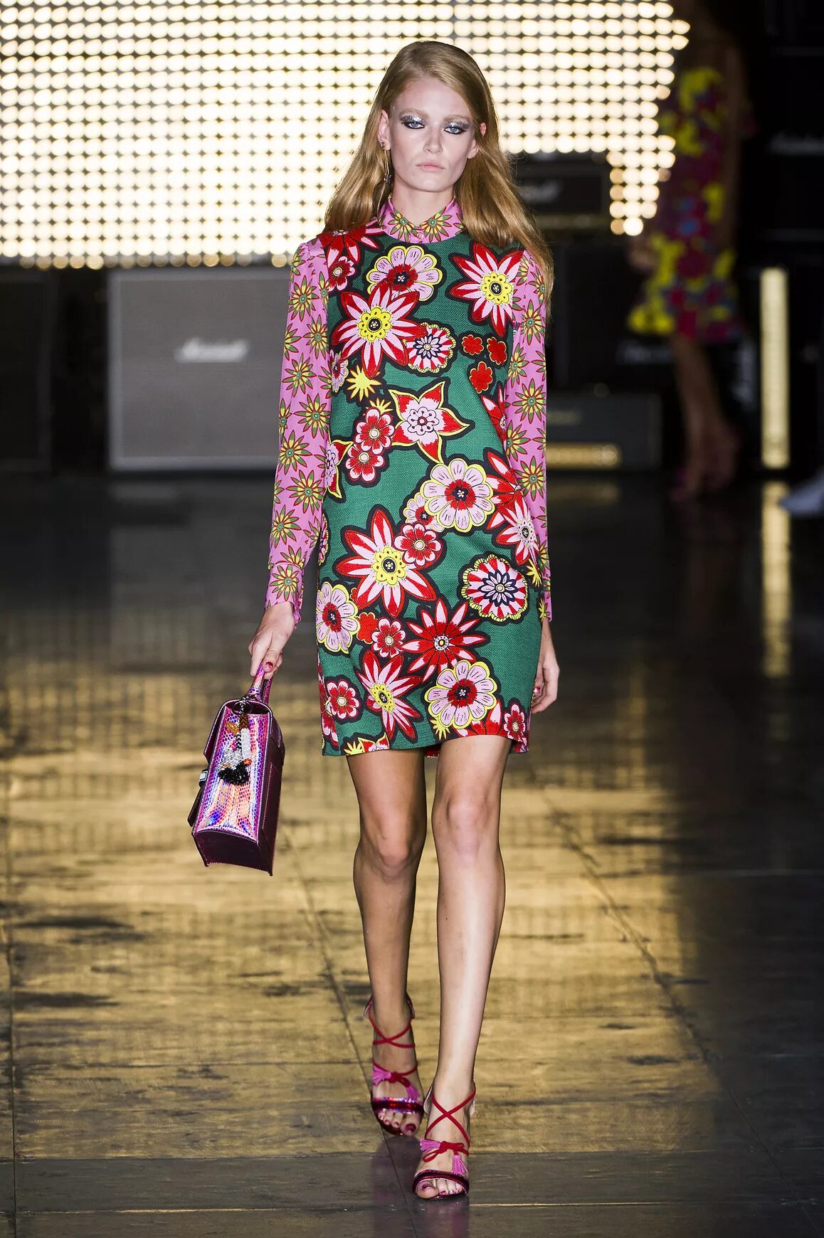 Спринг саммер 2021 дольче габбана. Москино весна лето 2018. Цветочный принт 2021 2022. Платье дольче габбана кутюр. Цветочный принт в одежде.