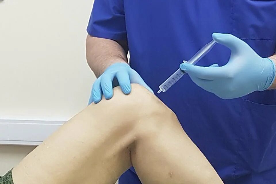 Внутрисуставная пункция коленного сустава. Инъекция в коленный сустав. Внутрисуставные инъекции в коленный сустав.