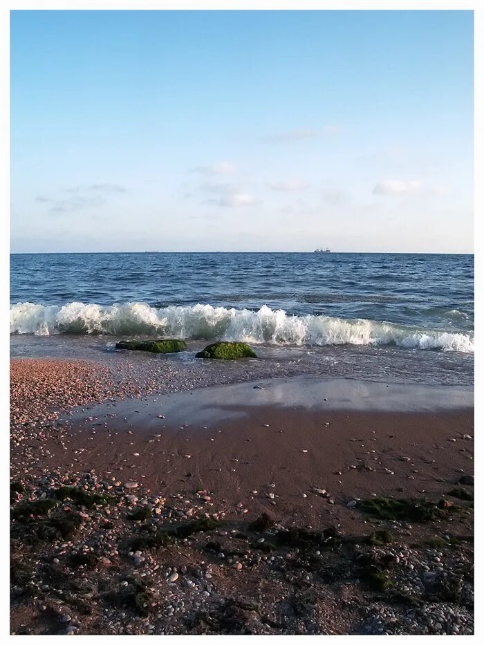 бенджамин уокер в сердце моря. серый пляж. пляж с пристанью. темные наблюдатели фото. море наблюдатели.