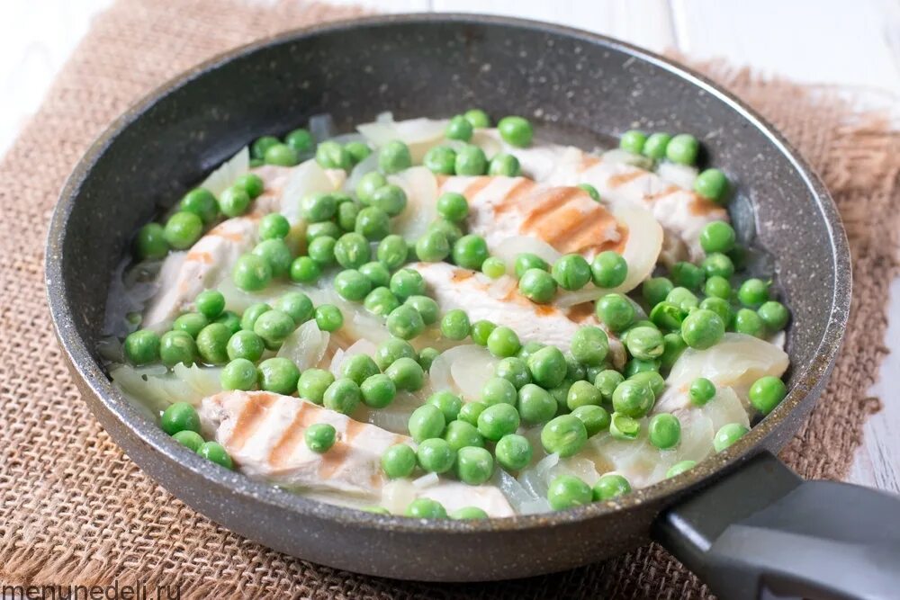 Куриная грудка ресторанная подача. Куриная грудка в ресторане. Зелёный горошек с индейкой. Куриные бедра с зеленым горошком. Грудка с зеленым горошком.