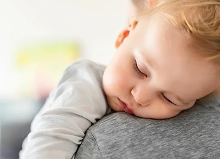 Sleep on sweet little child day. Ребенок уснул на плече. Заснуть на плече дети.