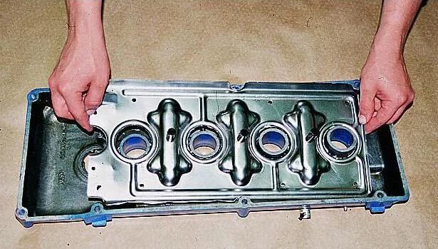 Газель двигатель клапанная крышка. Маслоотражатель клапанной крышки змз 406. крышка головки газ 406 карбюратор. маслоотражатель змз 405. пластина крышки гбц змз 406.