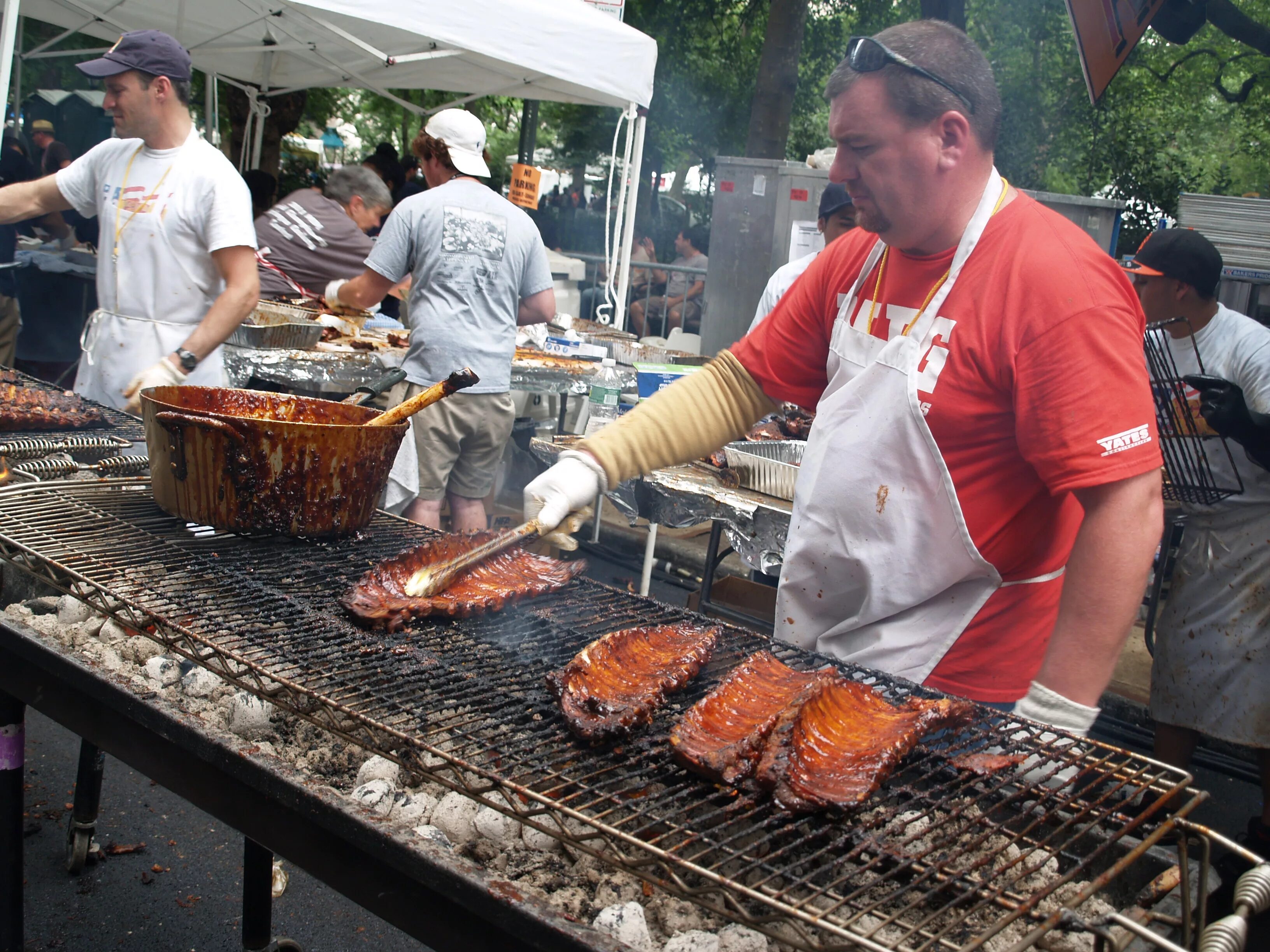 Barbecue man. Кчр кулинарный фестиваль. Мангал и рабочий стол. Мужчины барбекю. Гриль мэн.
