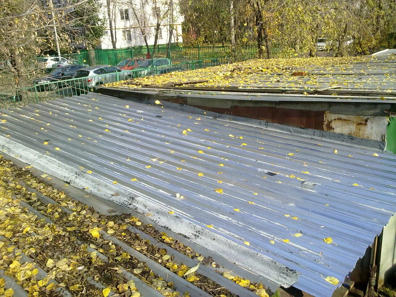 Кровля гаража профнастилом. Односкатная крыша металлопрофиль 20. Кровля гаража из профлиста. Кровля гаража профнастилом. Кровля гаража из профлиста.