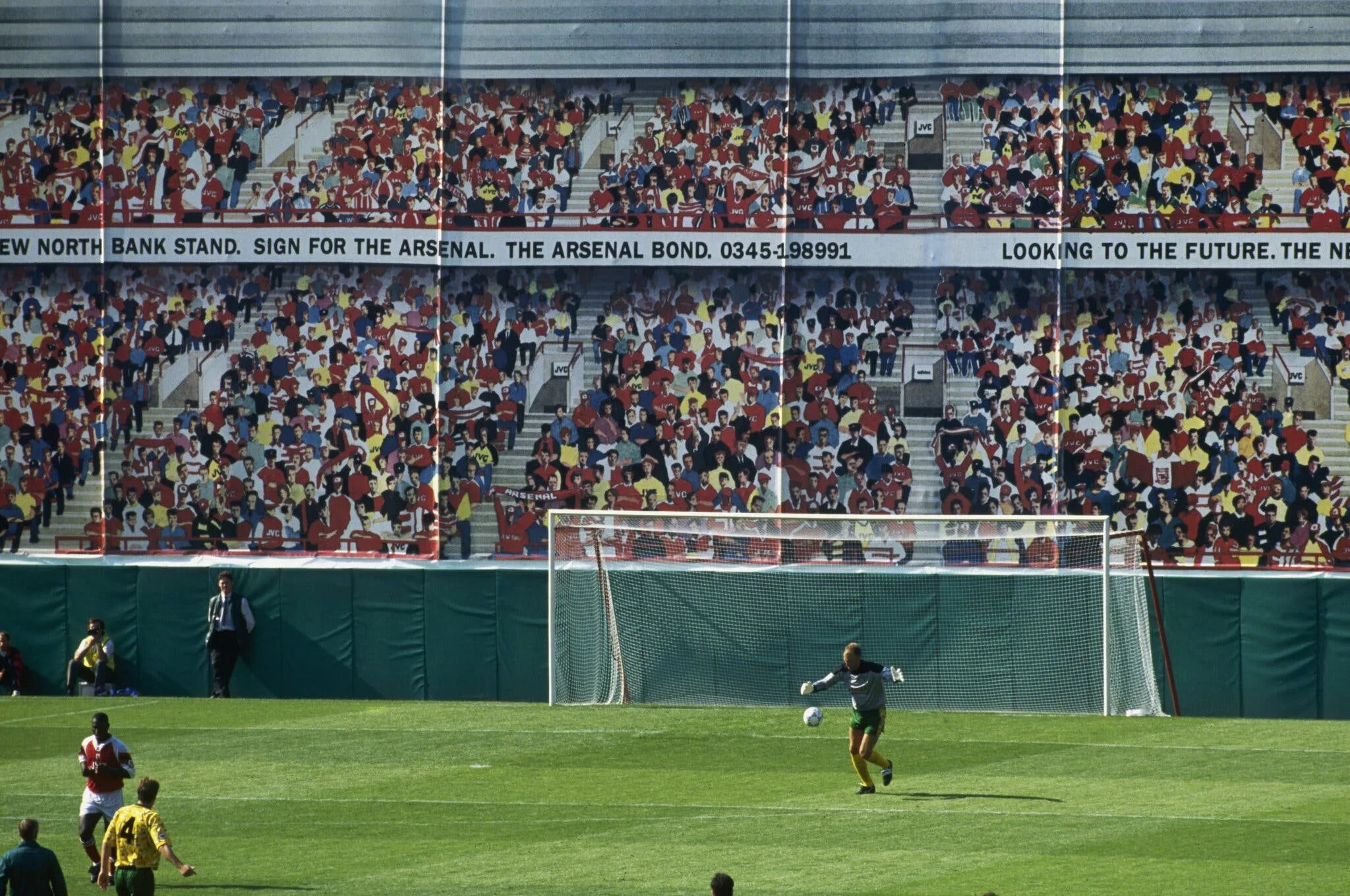 Время на стадионах и. Арсенал 1992. Стоячие трибуны в Англии. Arsenal Highbury 1960s. Часы Арсенал стадион время.