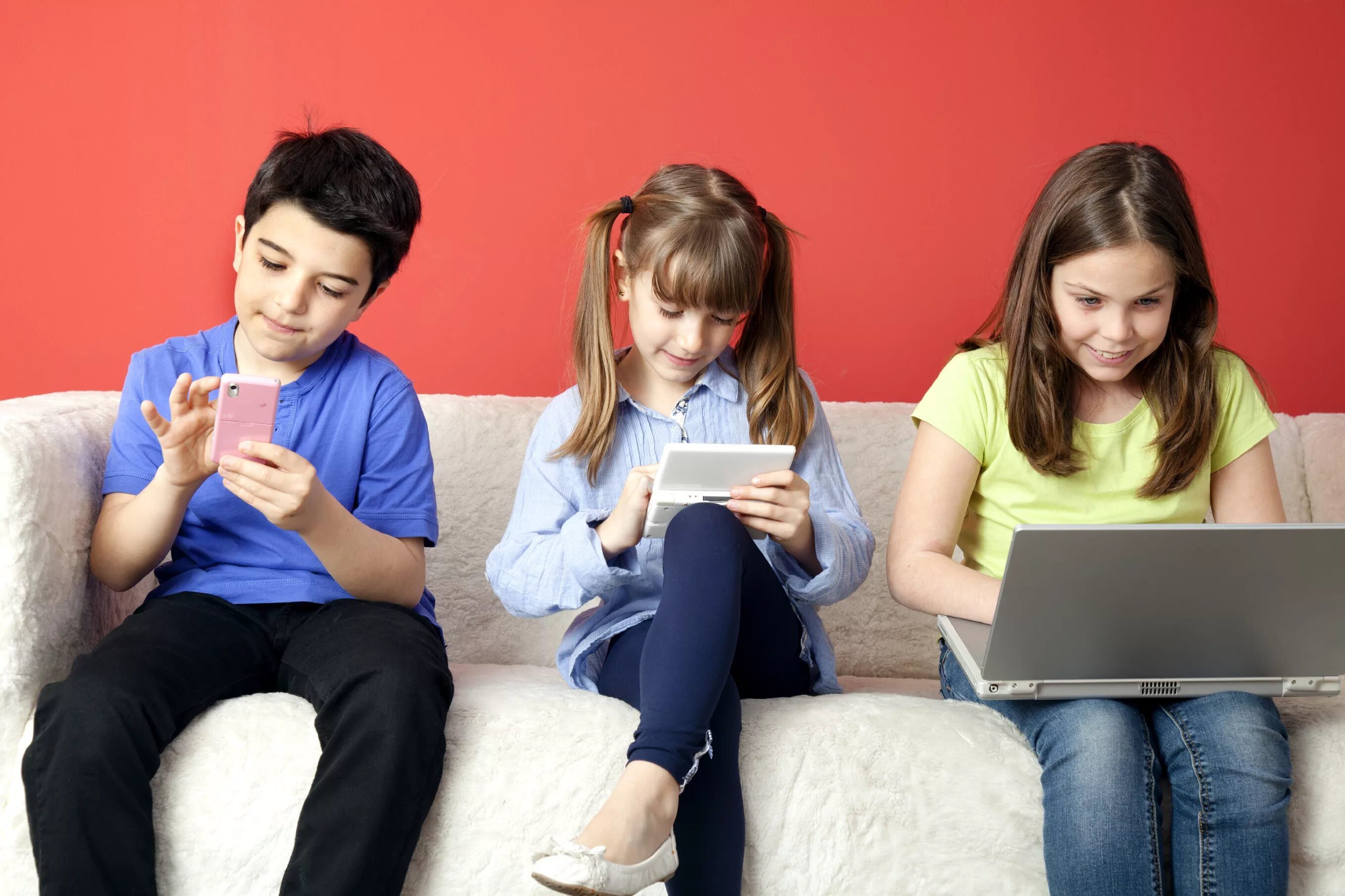 Чтение в жизни подростка. Ребенок со смартфоном. Подросток с планшетом. Школьники с гаджетами. Современные дети и гаджеты.