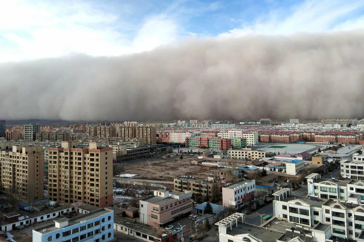 Б г пыль. Самум Песчаная буря. Песчаная буря Хабуб. Песчаная буря в Омске. Песчаная буря в Китае.