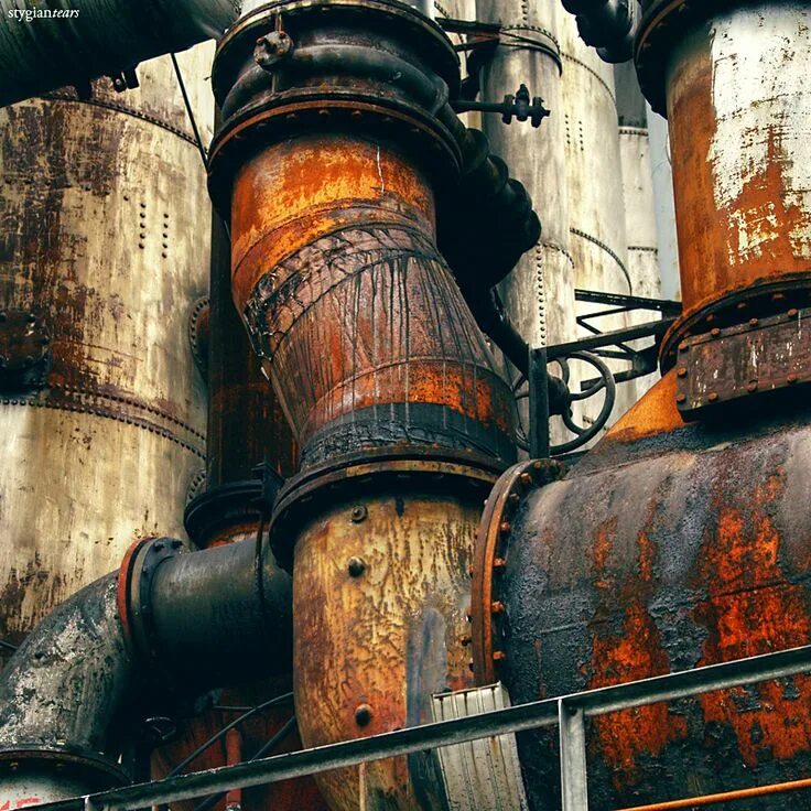 Хлороводородная коррозия трубопроводов. Химическая коррозия трубопроводов нефти. Ржавый завод. Защита нефтяного оборудования трубопроводов от коррозии. Коррозия на производстве.
