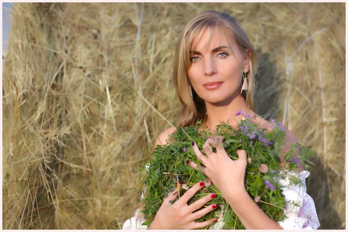 Две сестры разного возраста. Две сестренки. Стала мамой для братьев и сестер кристина. Фотосессия сестер. Две счастливые девочки.