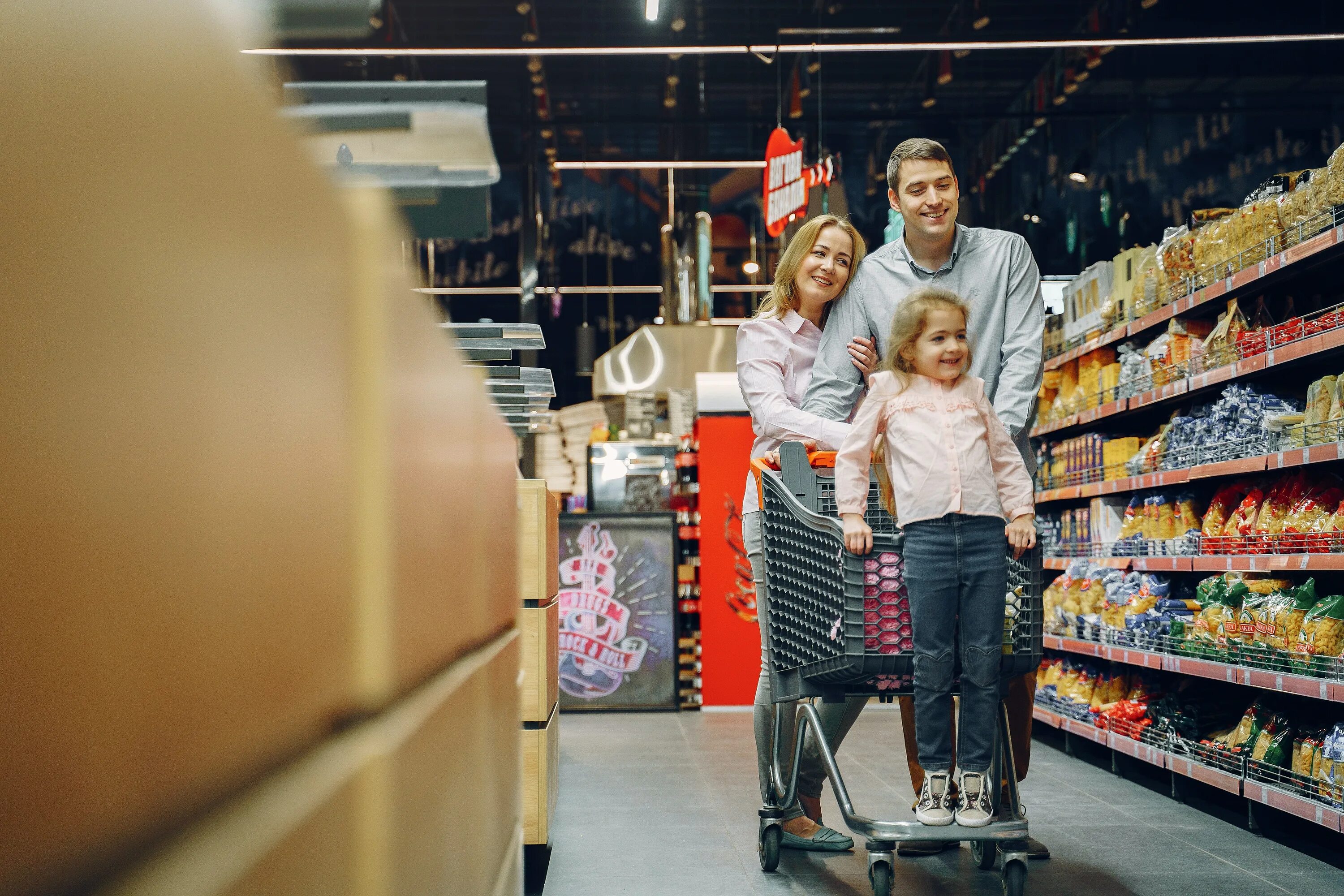 My family shop. Семья шоппинг. Семья в магазине одежды. Шоппинг всей семьей. Семья с покупками.