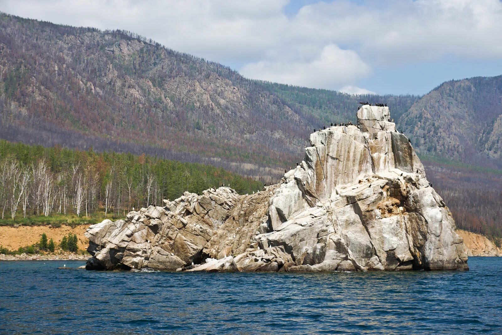Большой остров байкала. Бакланий остров на Байкале. Бакланий камень на Байкале. Бухта Песчаная Бакланий камень. Скала Бакланий камень.