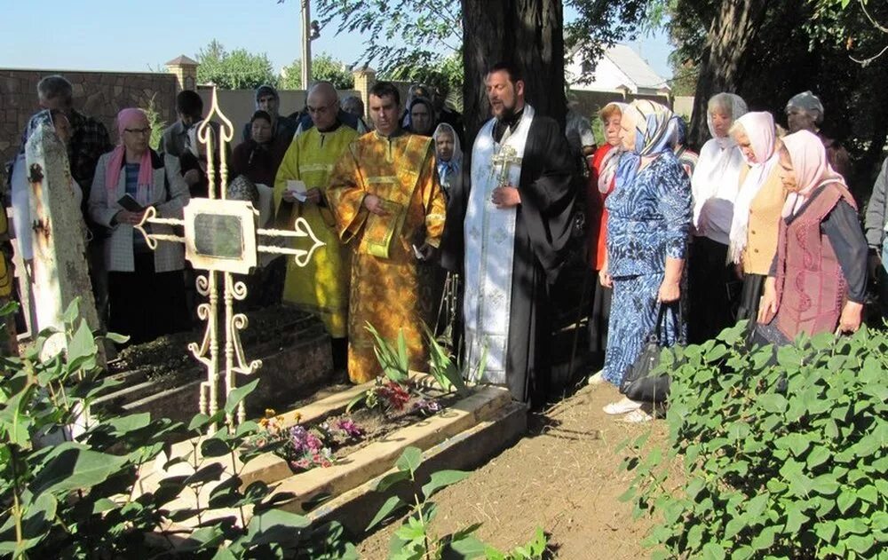 Посещают ли кладбище в воскресенье. Священник на кладбище в Радоницу. Родительский день на кладбище. Кладбище на Радоницу. Поминание усопших на кладбище.