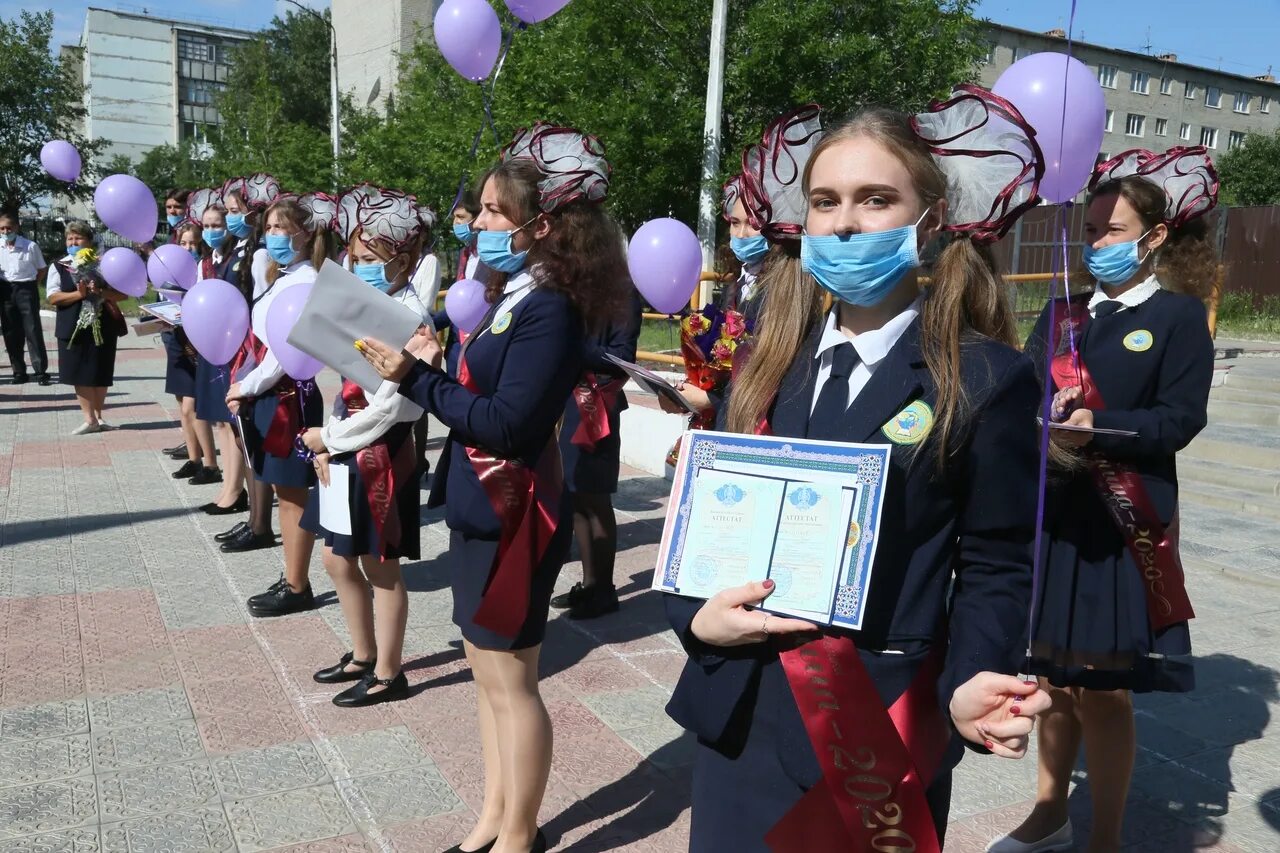 Школьники выпускной. Последний звонок 11 класс. Школьники на линейке. Линейки последний звонок.