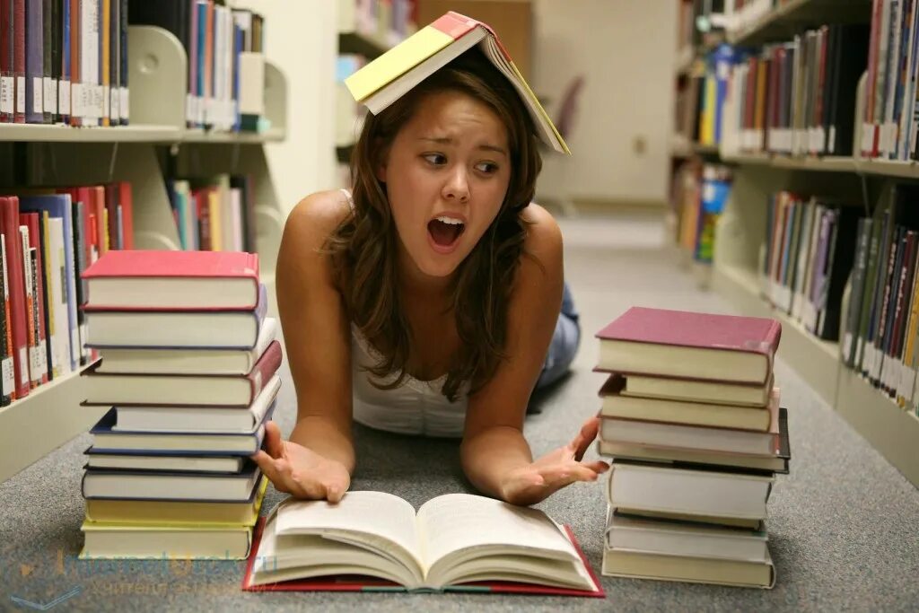 Девушка с учебниками. Завал по учебе. Студент с книгами. Студентка с книгой.