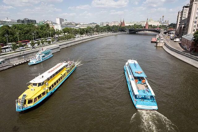 Станция воробьевы горы. Теплоходы на воробьевых горах. Московский водный трамвайчик. Караидель теплоход. Речной трамвайчик воробьевы горы.