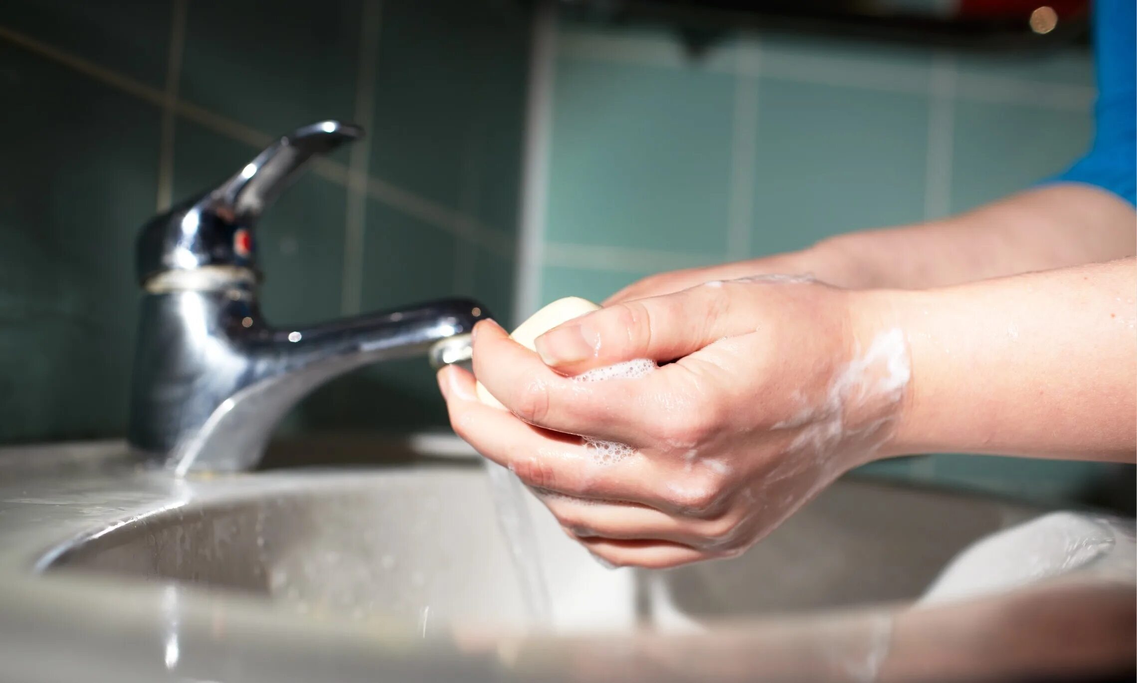 Мытье рук относится к. Мытье рук. Мытье рук с мылом. Гигиена рук. Руки моются.