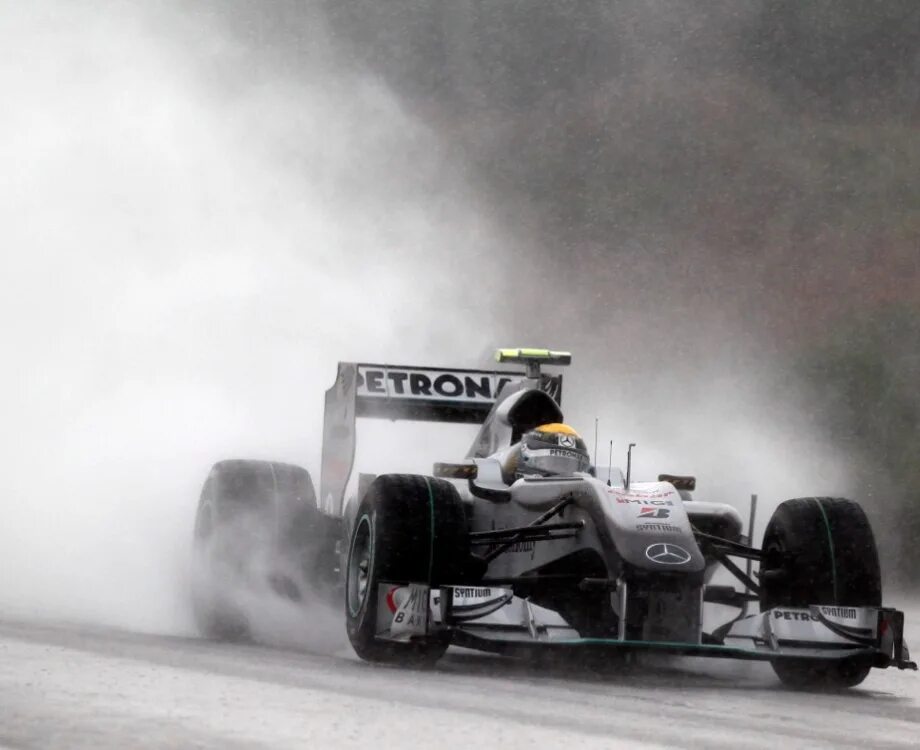 F1 Rain. Мерседес ф1 дождь. Формула 1 дождь. Болид формула 1 в дождь.