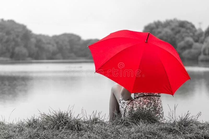 Зонтик сидит. Сидит с зонтом. Девушка с красным зонтом. Красный зонтик. Девушка сидит под зонтом.