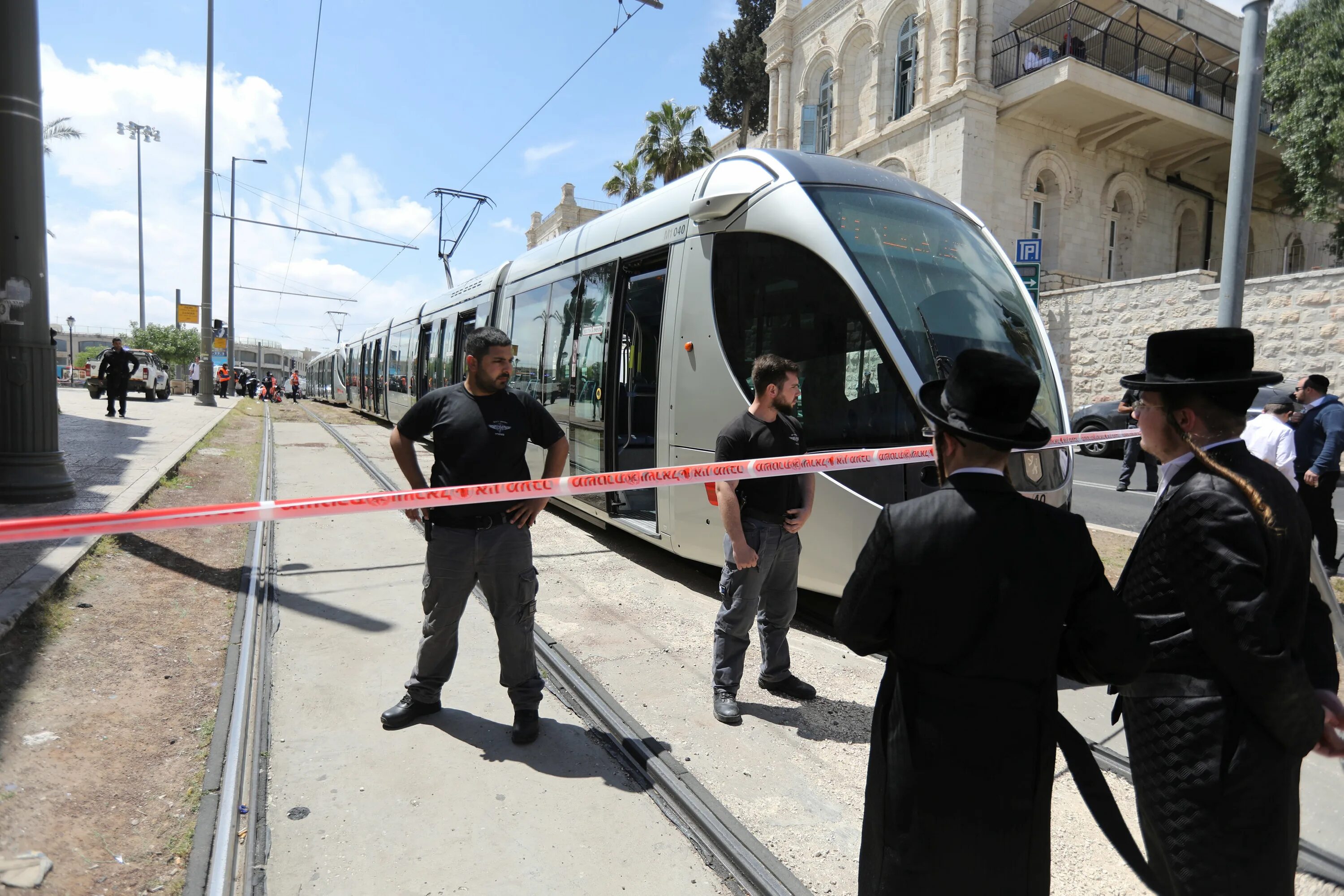 Трамвай в Израиле. Трамвай в Иерусалиме. Пуленепробиваемый трамвай в Иерусалиме. Картинка трамвай Иерусалим. Теракт в пятницу