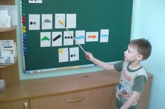 Аппликации с детьми зпр. Дети с ЗПР В школе. ЗПР класс в школе. Занятие с ЗПР В школе. Оборудование для детей с ЗПР В школе.