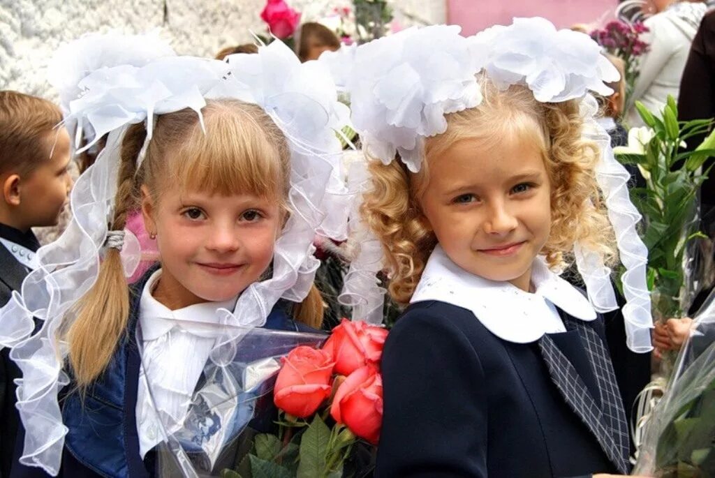 Фотосессия первоклассника. Образ первоклассницы. Девочки 3 класса фото. Фотосессия первоклашки. Прическа с белыми бантами.