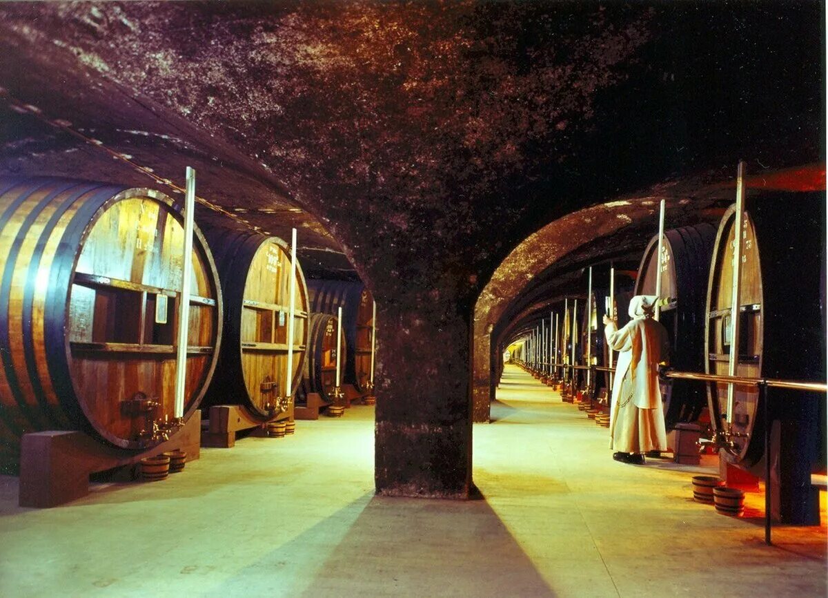 Caves de. Monnet Cellars. Cave de la pretrise вино.