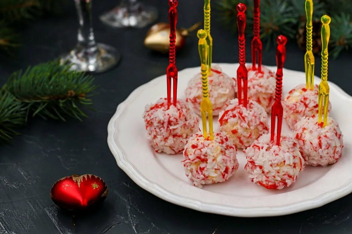 новогодние шарики из крабовых палочек