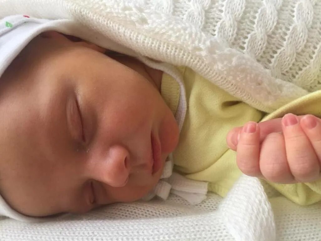 Почему у ребенка холодный нос. Почему у ребенка холодный нос. Цвет сопель у новорожденных. Холодный носик у новорожденного. Гигиенический туалет новорожденного.