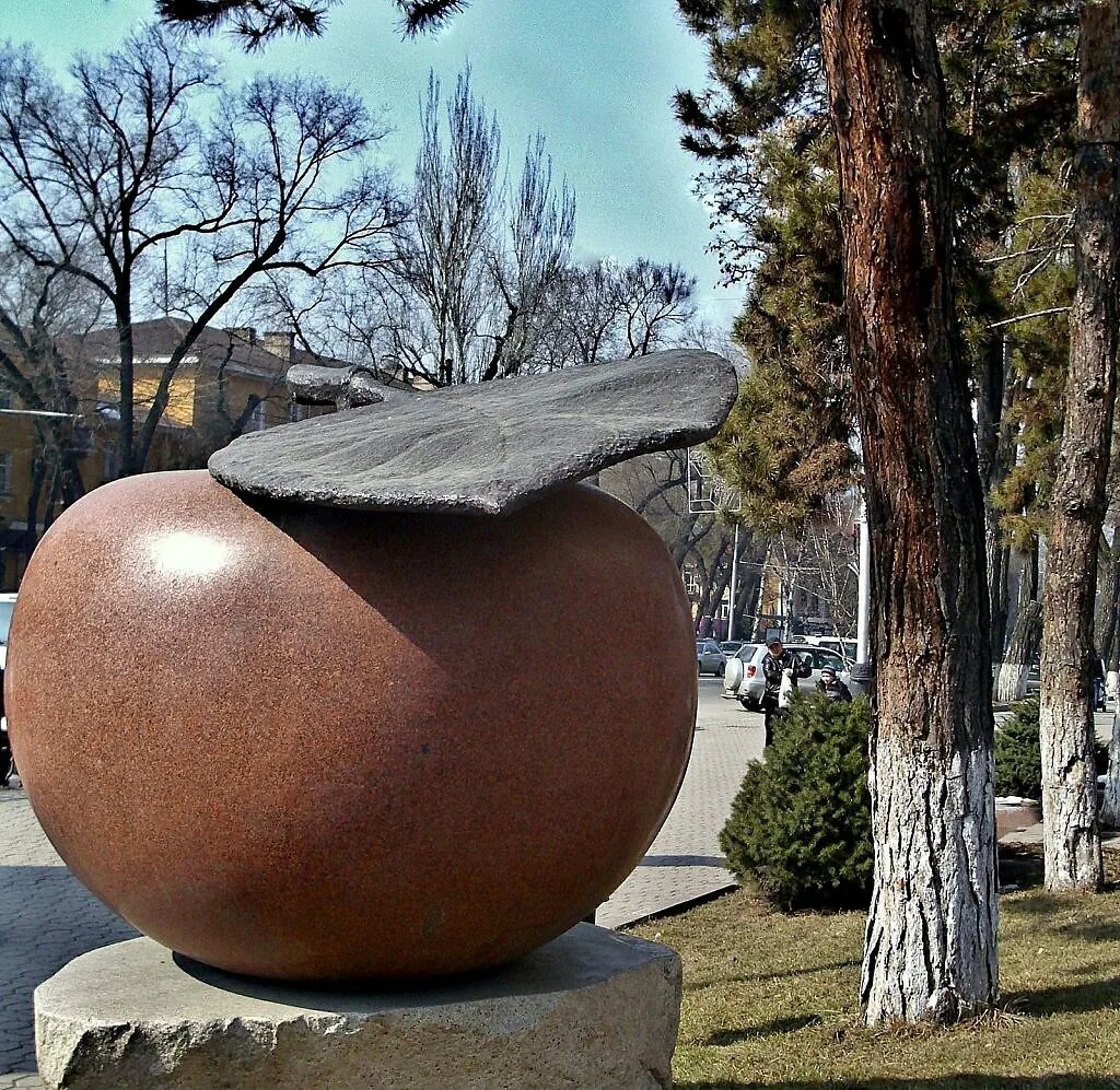 Алма ата город яблок. Кок-тюбе памятник яблоку. Золотое яблоко майкоп. Алма ата город яблок. Памятник курской антоновке достопримечательности курска.