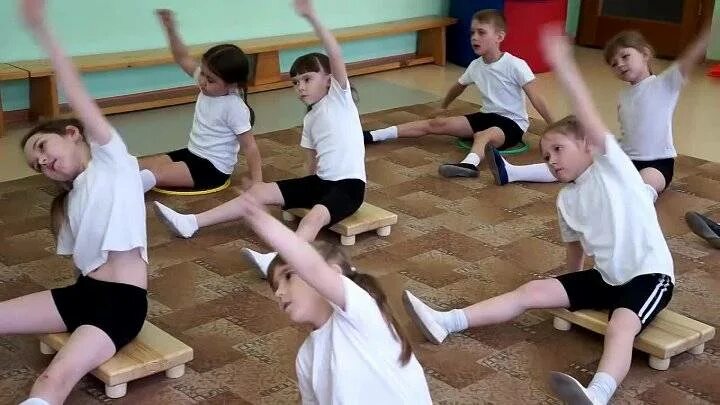 Зарядка в детском саду движения. Физзарядка для школьников. утренняя физкультура для дети. школа гимнастики для детей. физкультура зарядка для детей.