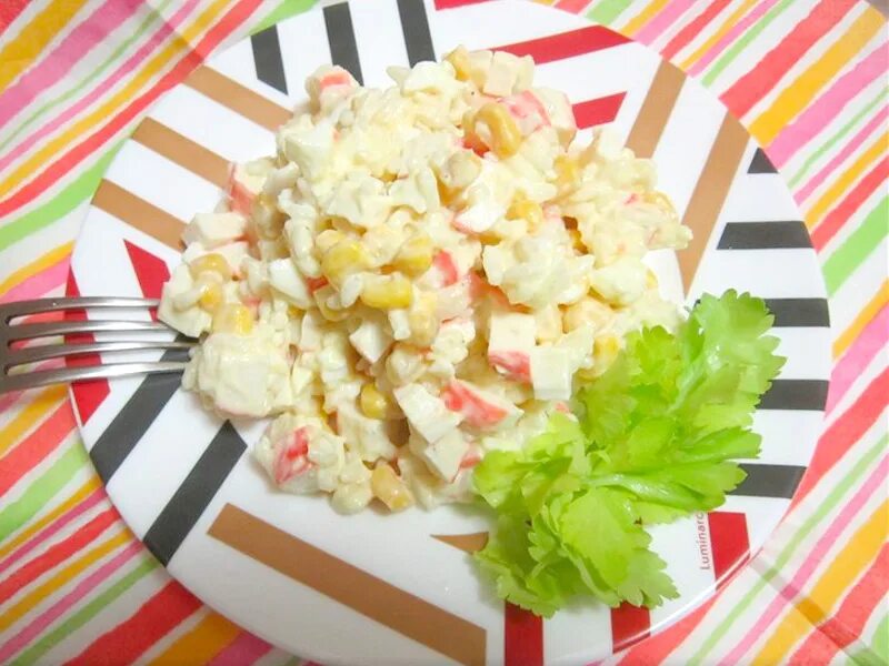 крабовый салат без колбасы. салат с крабовыми палочками и колбасой копченой. крабовый салаттрецепт. салат дюбарри с крабовыми палочками. салат с крабовыми палочками и кукурузой.