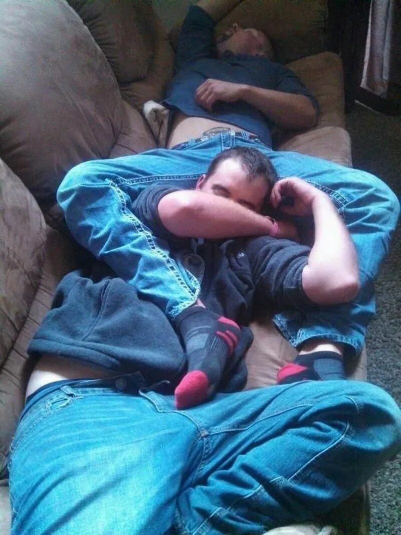 Спящие пьяные мужчины. Спящие пацаны. Друзья спят.
