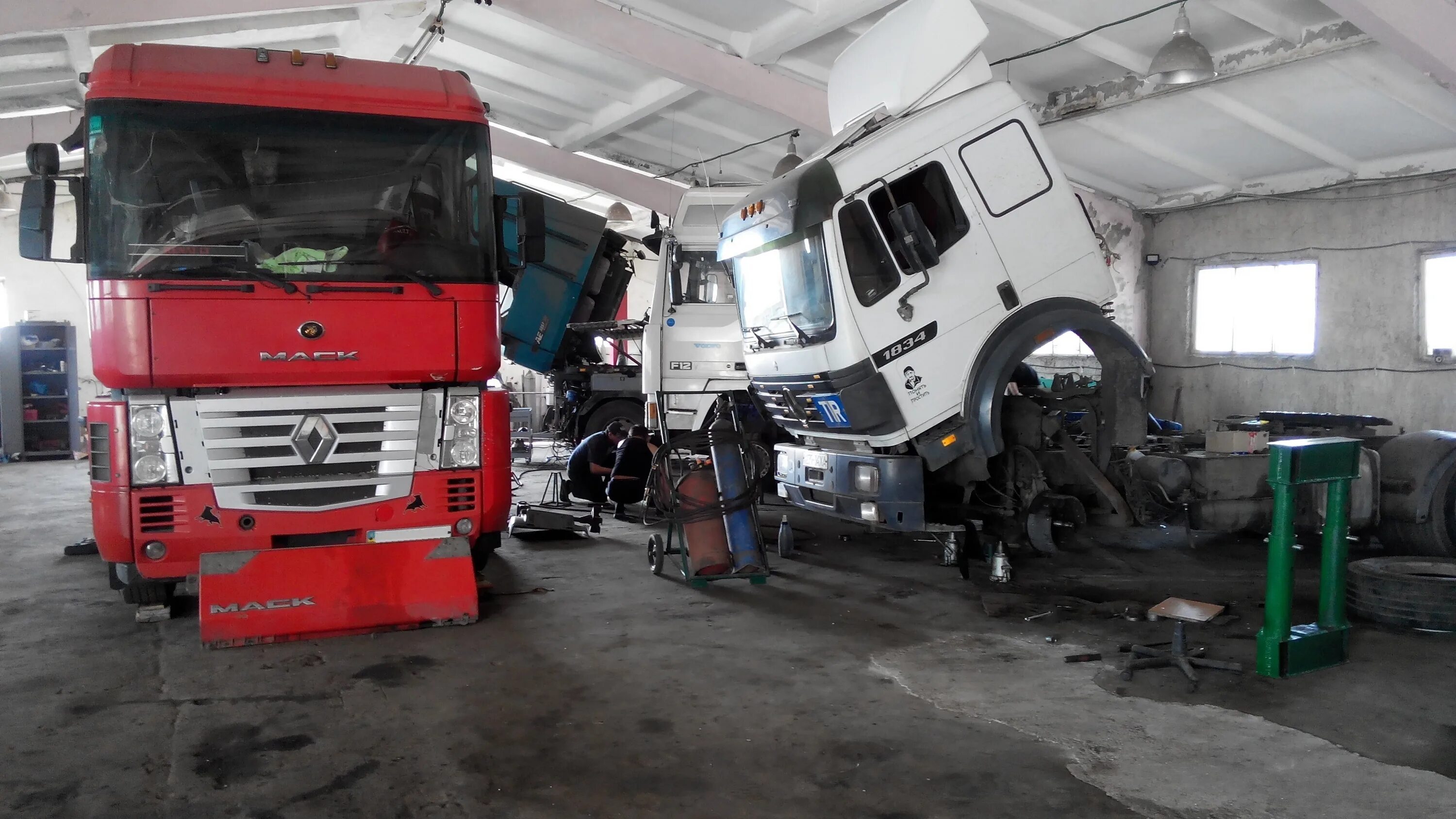 Вольво truck сто. Ремонт грузовиков красноярск. Ремонт грузовиков красноярск. Грузовой автосервис фото. Ремонт грузовиков красноярск.