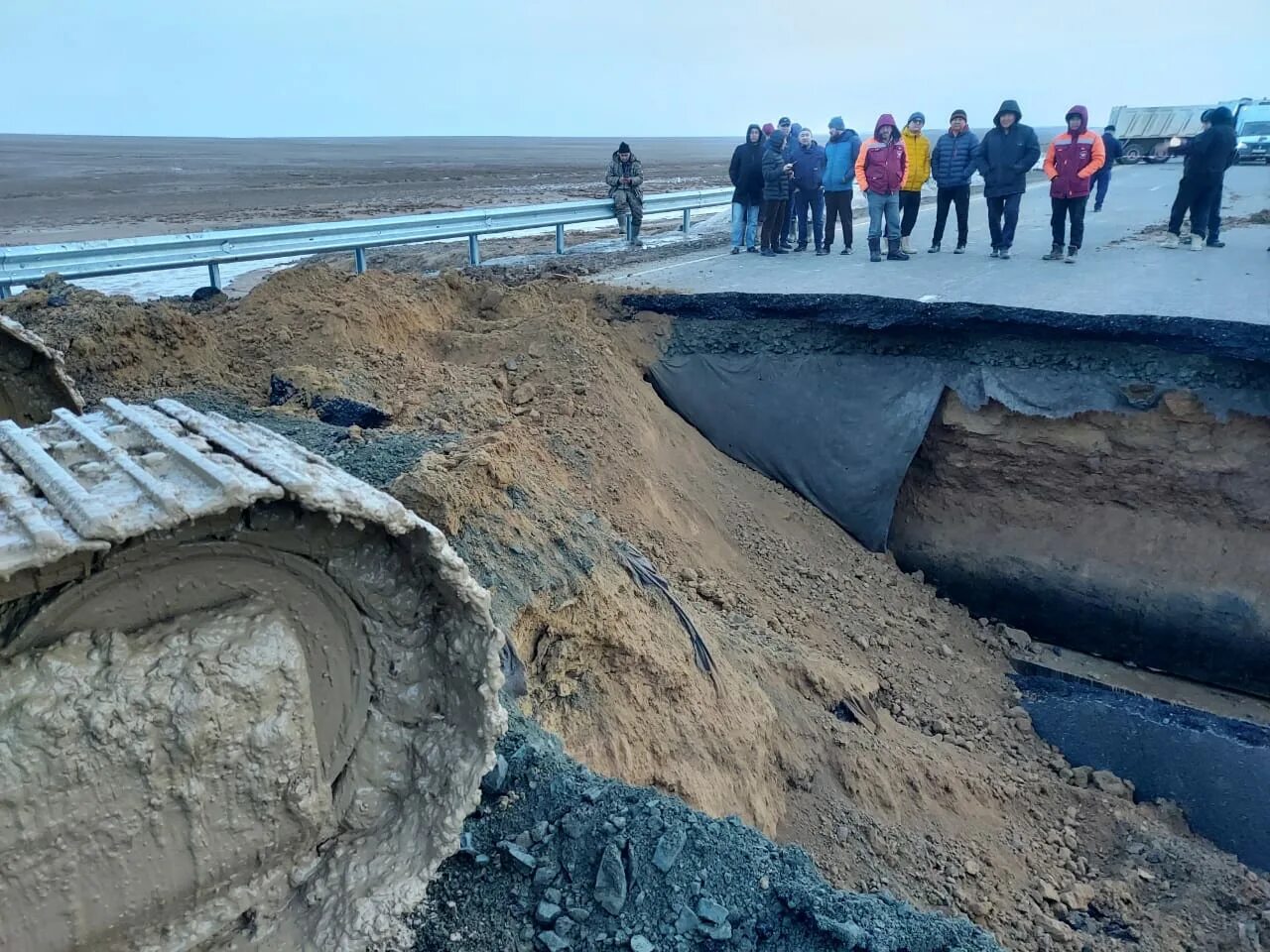 Наводнение в актюбинске. Плотины Актюбинской области. Талые воды. Уилский район Актюбинской области. Наводнение на дороге Кызылординской области.