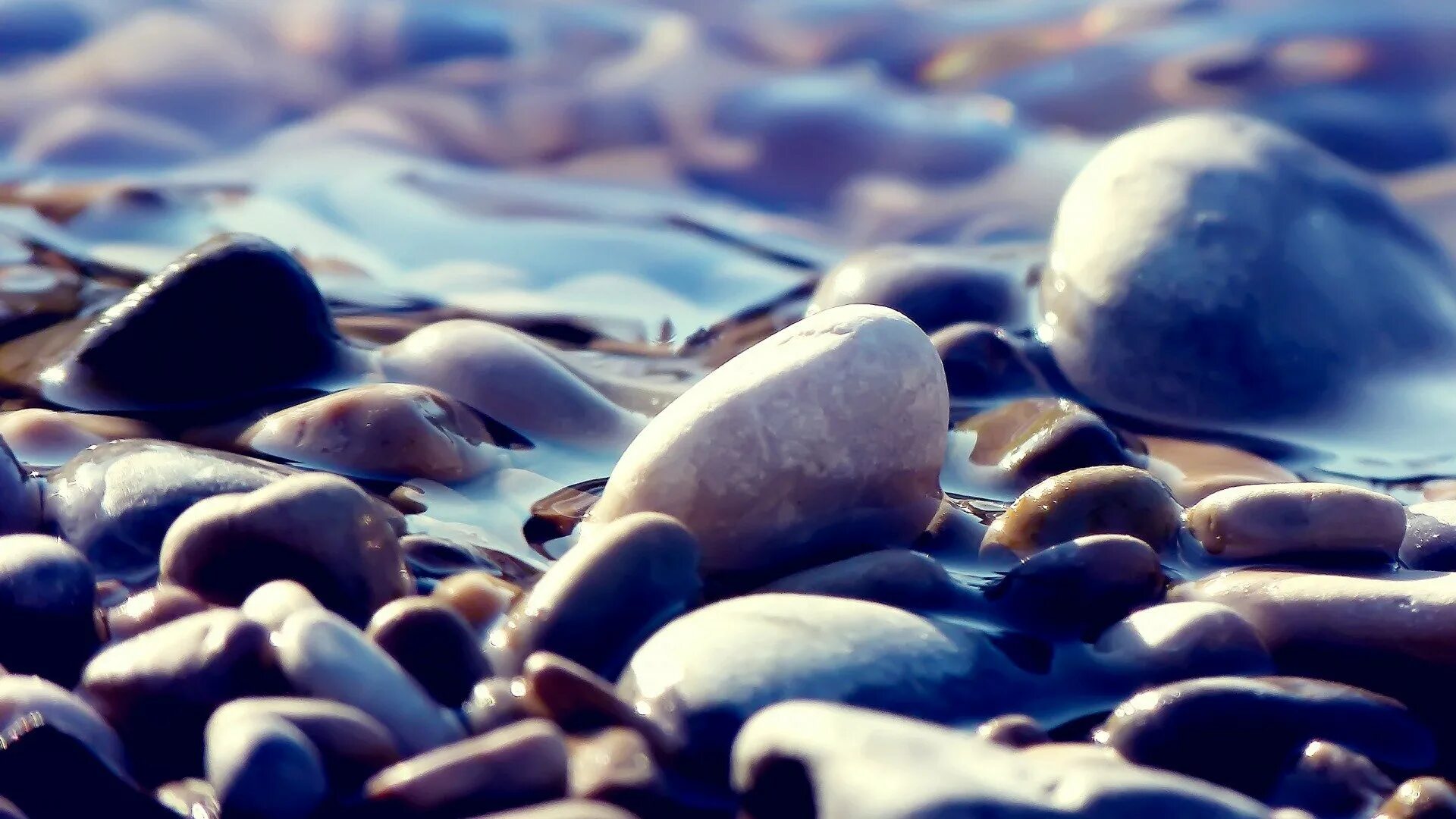 Морские камни. Морские камни и вода. Красивые морские камни. Подводные камни.
