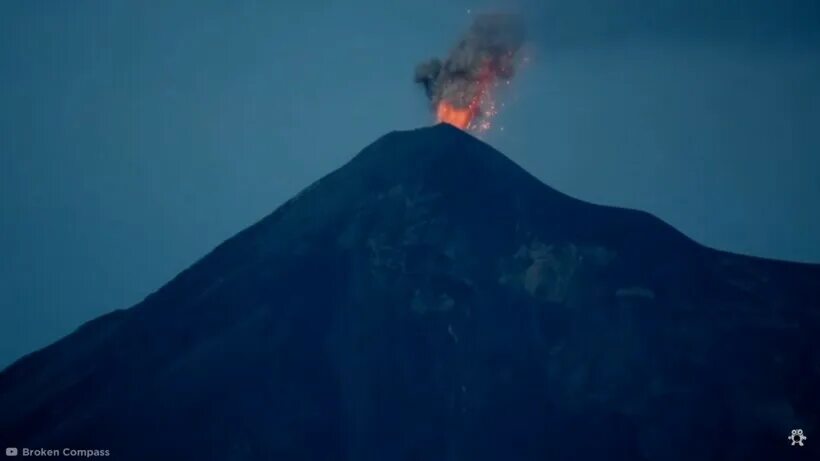 Вулкан дель фуэго подводный. Извержение фаградалсфьяль вулкана. Высота вулканов. Как выглядят вулканы в исландии. Вулкан мерапи.