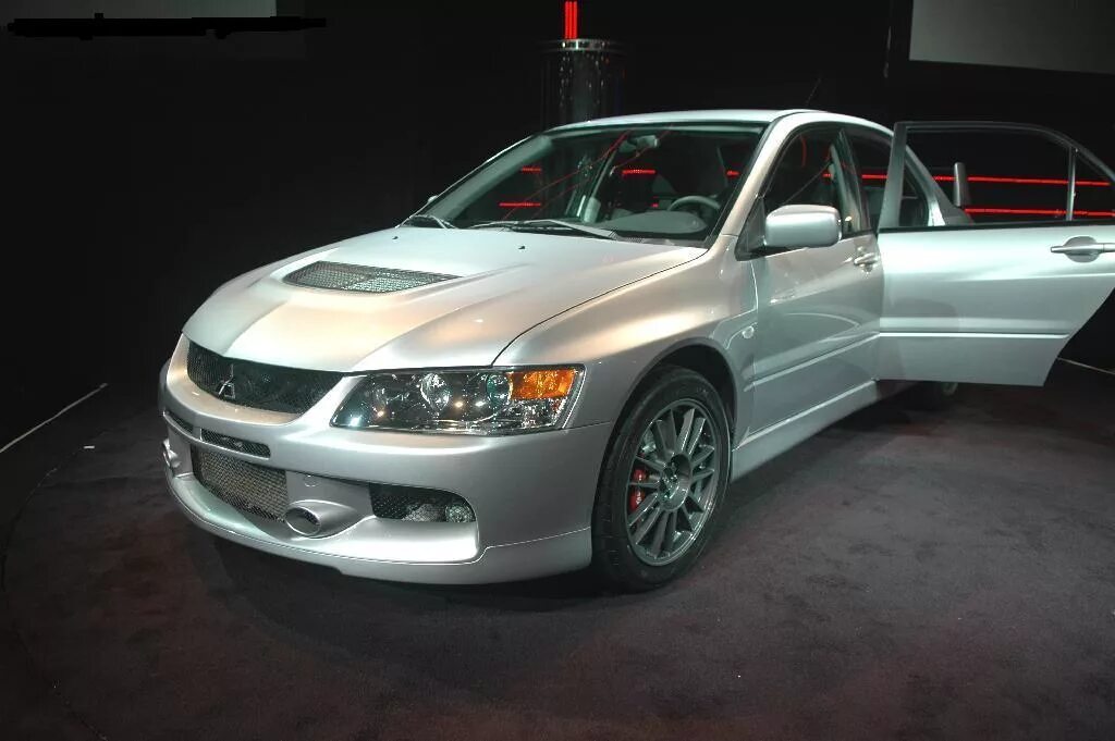 Mitsubishi уфа. Мицубиси Лансер 2006. Японские Митсубиши 2006. Mitsubishi фара. EVO 9 обои.