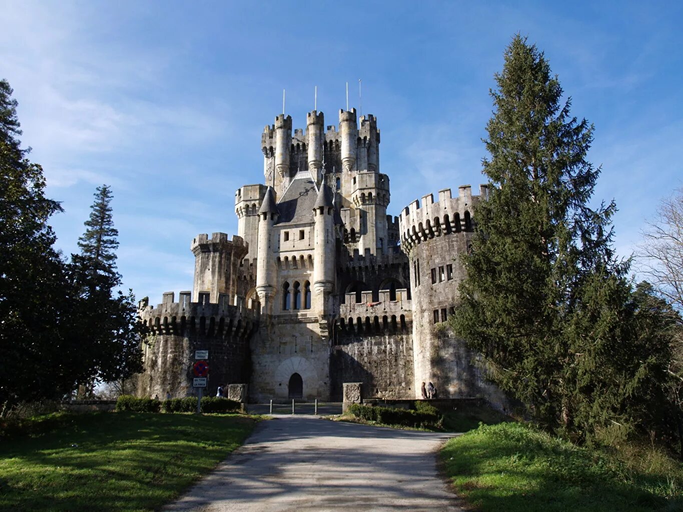 Castle read. Stone castle (каменный замок). лихтенштайн замок в германии замок бутрон испания. замок габсбург. chambord castle ворота.