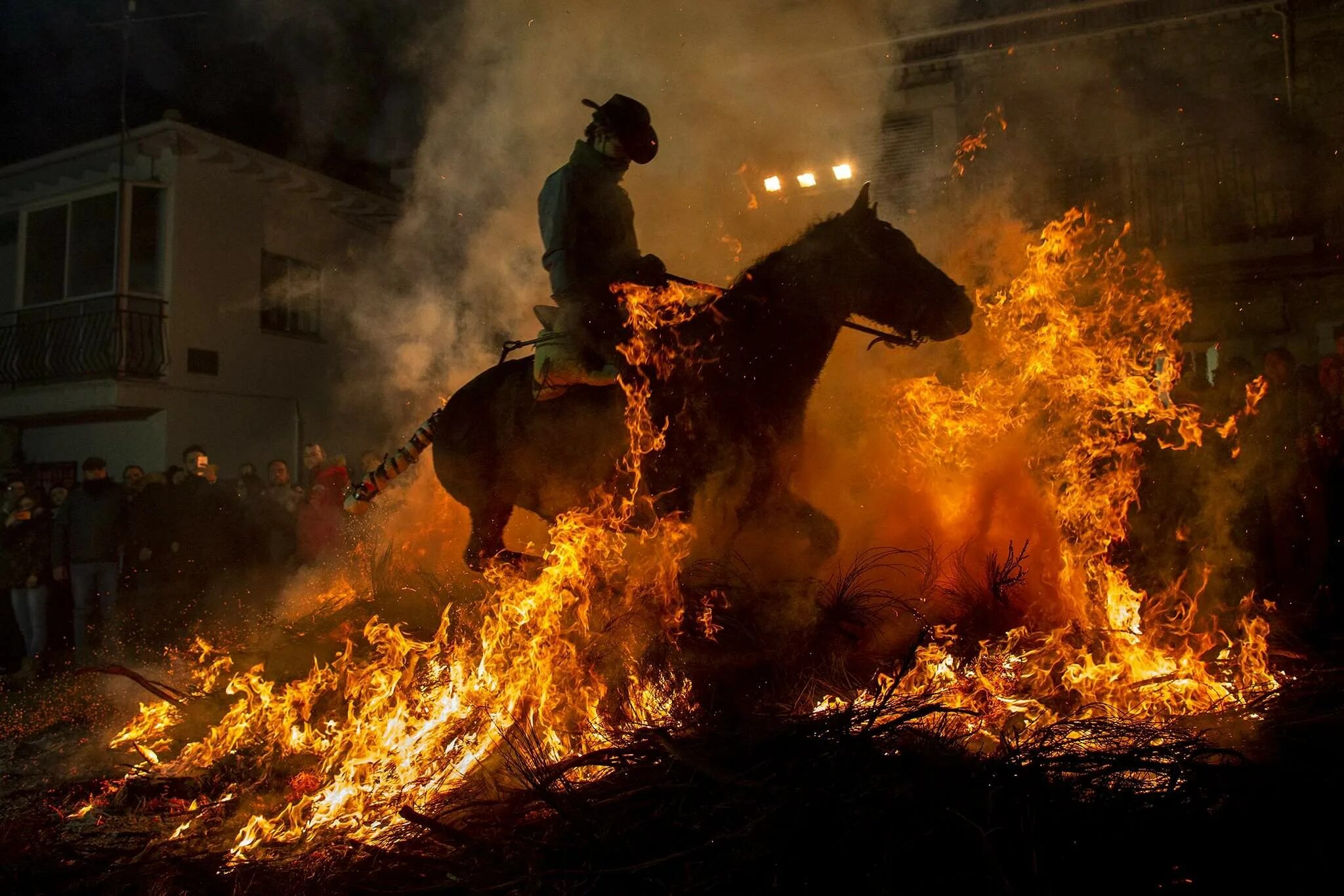Лошадь огонек. Испания день огня и животных. Испания день огня и животных. Испанский всадник. Фестиваль огня.