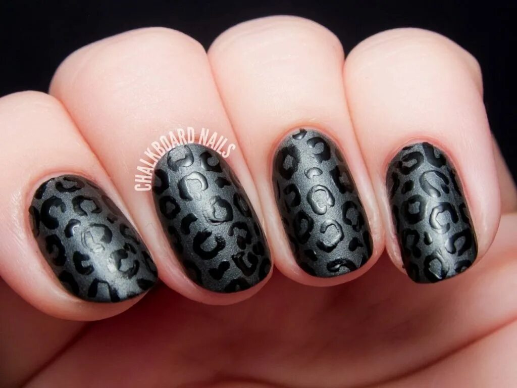 Дизайн ногтей с принтом. Черные ногти. Ногти с леопардовым принтом. Матовые ногти. Черный маникюр с принтом.