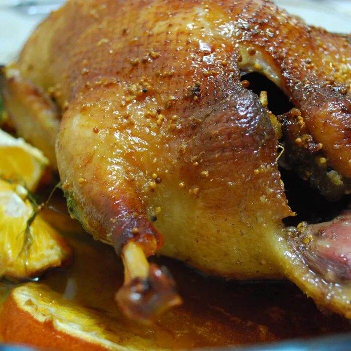 Жареная утка в духовке. Гусь с картошкой в духовке. Гусь с картошкой в духовке. Как жарить утку. Сетка для жарки утки.