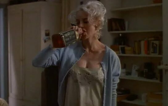 брэдли живет со своей матерью алкоголичкой. фильм острые предметы. брэдли живет со своей матерью алкоголичкой. сериалы про мать алкоголичку. элизабет хармон ход королевы.