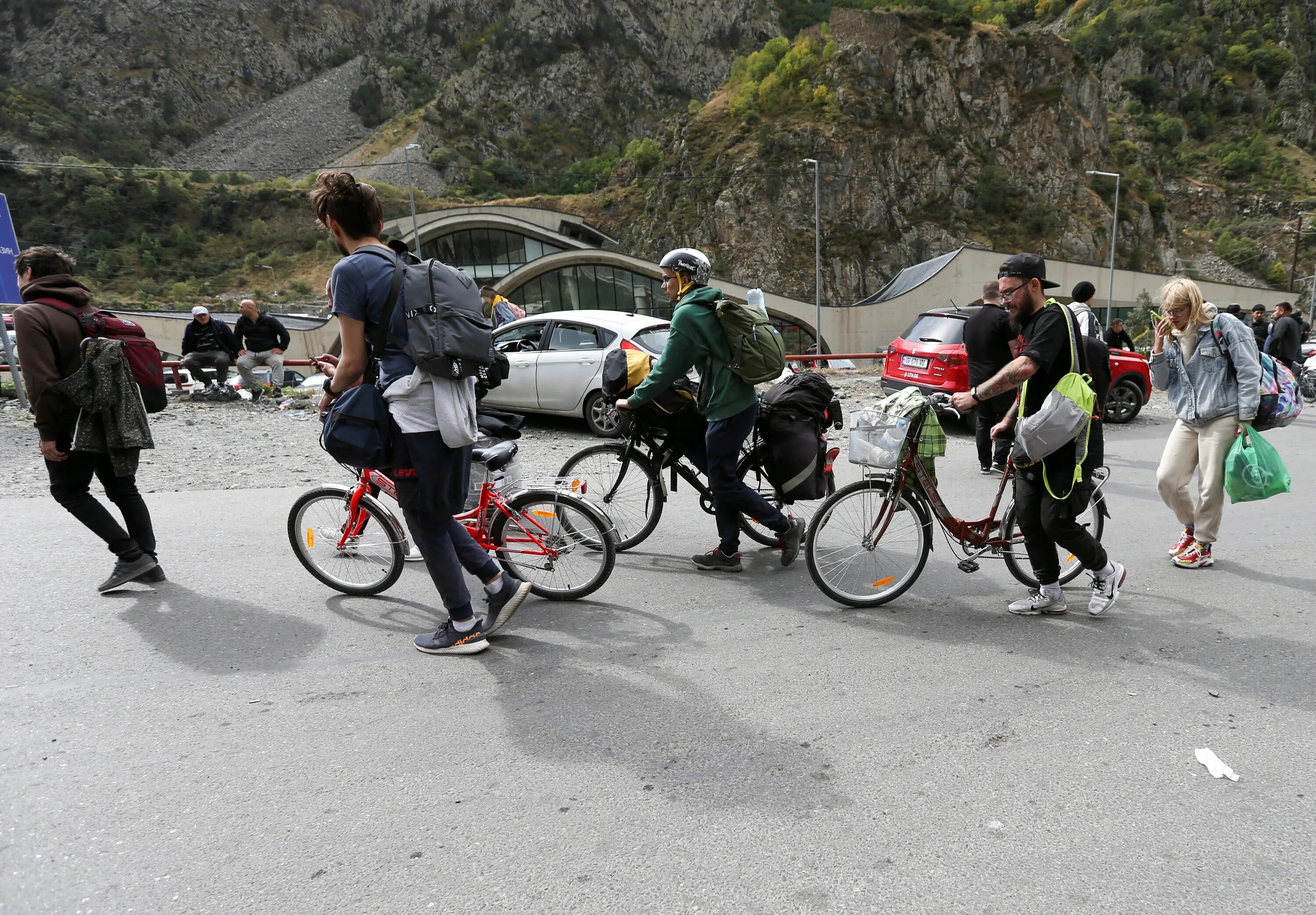 Пересечение грузии. Верхний Ларс сентябрь 2022. Велосипеды на границе с Грузией. Верхний Ларс велосипеды. Велосипеды границе Ларс.