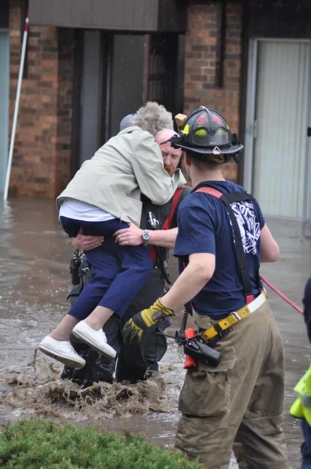 Пожарные люди отважные. Спасение людей при пожаре. Пожарные спасение. Пожарный спасает ребенка. Пожарный выносит