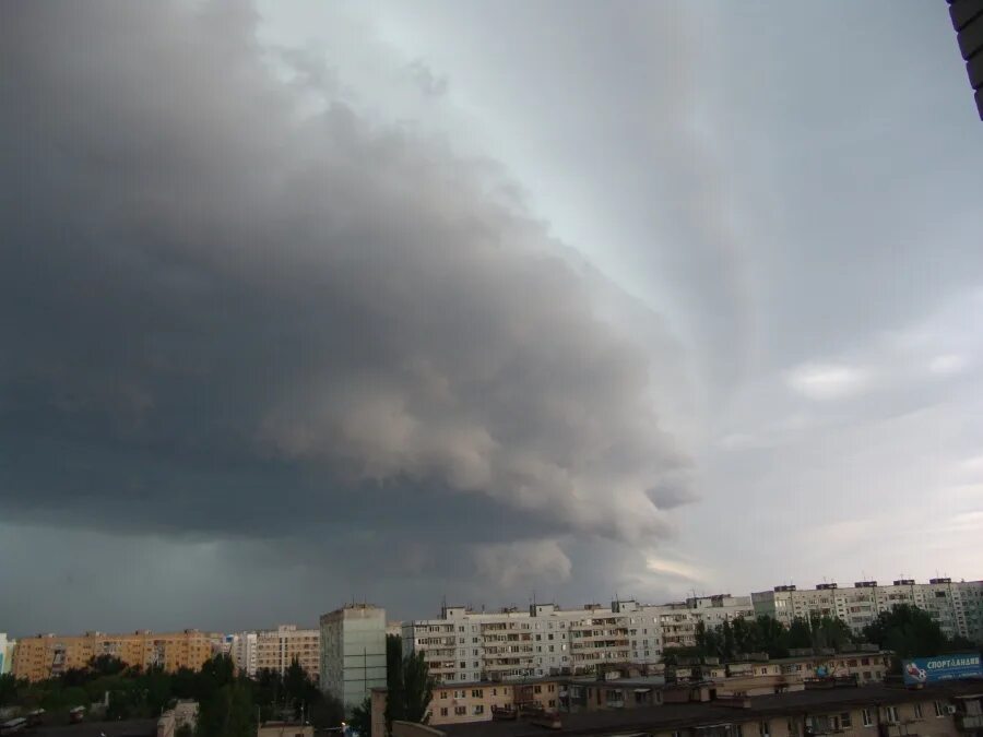 Бури на сегодня новокузнецк. Буря в Астрахани. Пыльная буря в Астрахани. Шторм в Астрахани. Буря 2022 Астрахань.