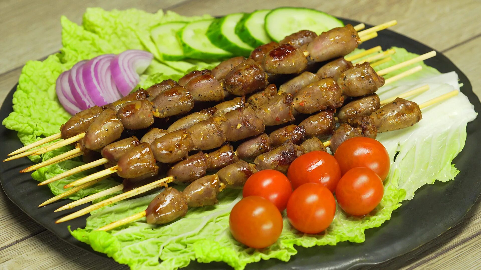 Куриные сердечки на мангале. Шашлык из куриных сердечек. Шашлычки из куриных сердечек. Рецепт шашлыка из куриных сердечек. Куриные сердечки на шпажках.