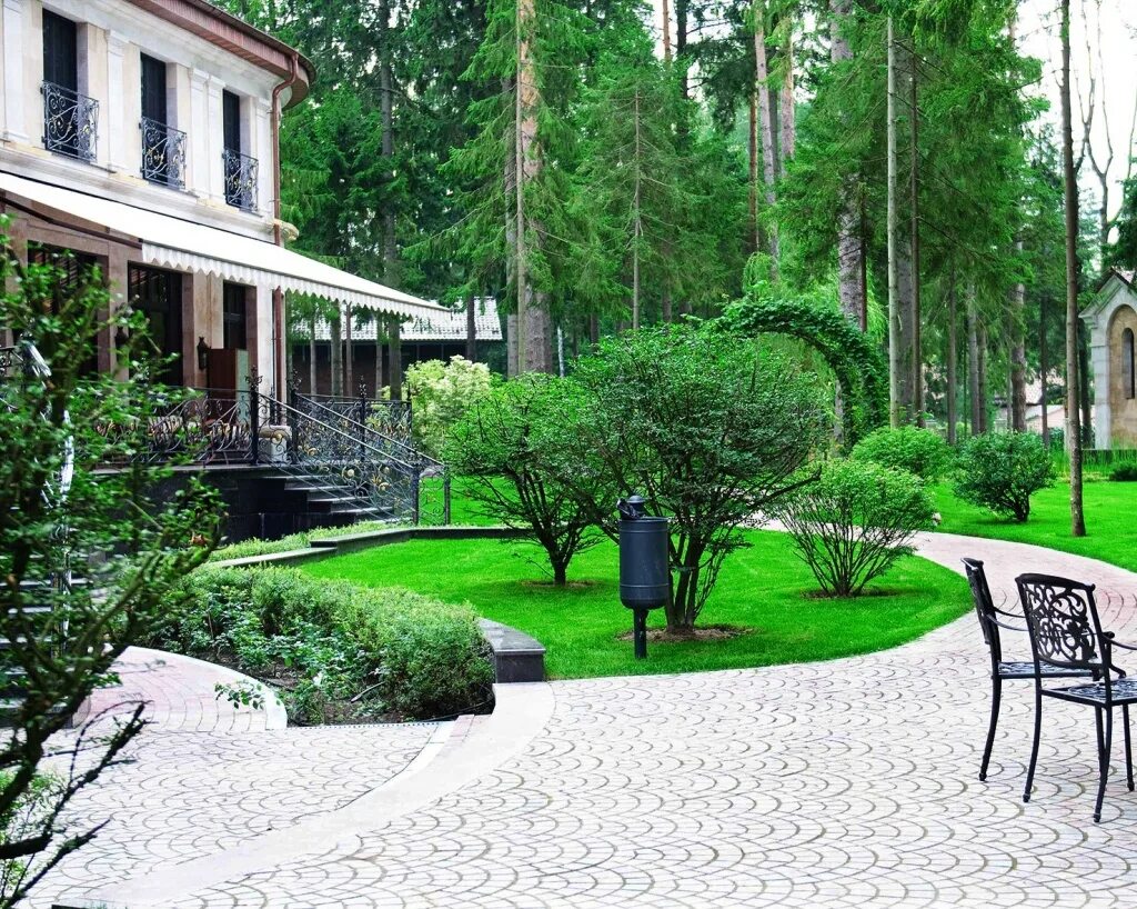 благородный сад. каменная дорожка в пруду. маленькая италия в москве. сад на лесном участке. ландшафтный дизайн в стиле заброшенного сада.